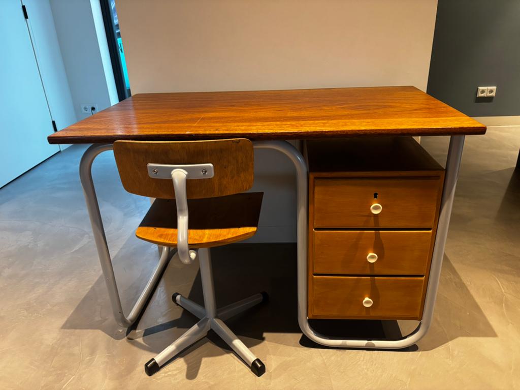 Vintage industrieel bureau en stoel in Bauhaus-stijl, Huis en Inrichting, Bureaus, Ophalen, 110 cm, Scandinavisch, Bruin