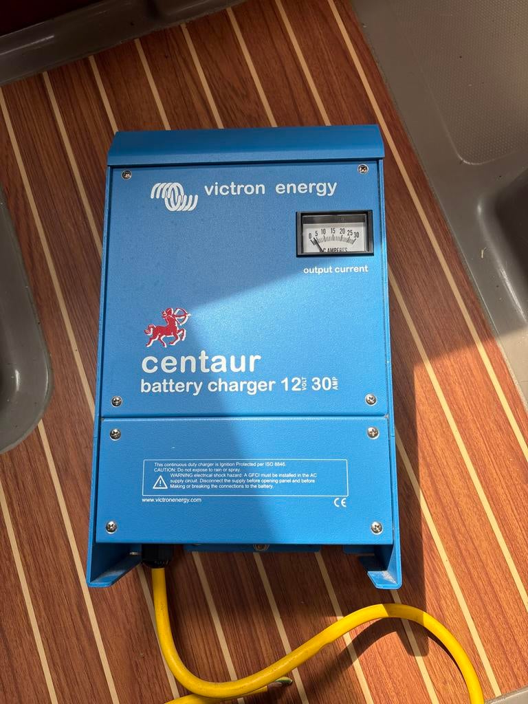 Victron Energy Centaur Acculader 12/30, Ophalen of Verzenden, Gebruikt, Motor en Techniek