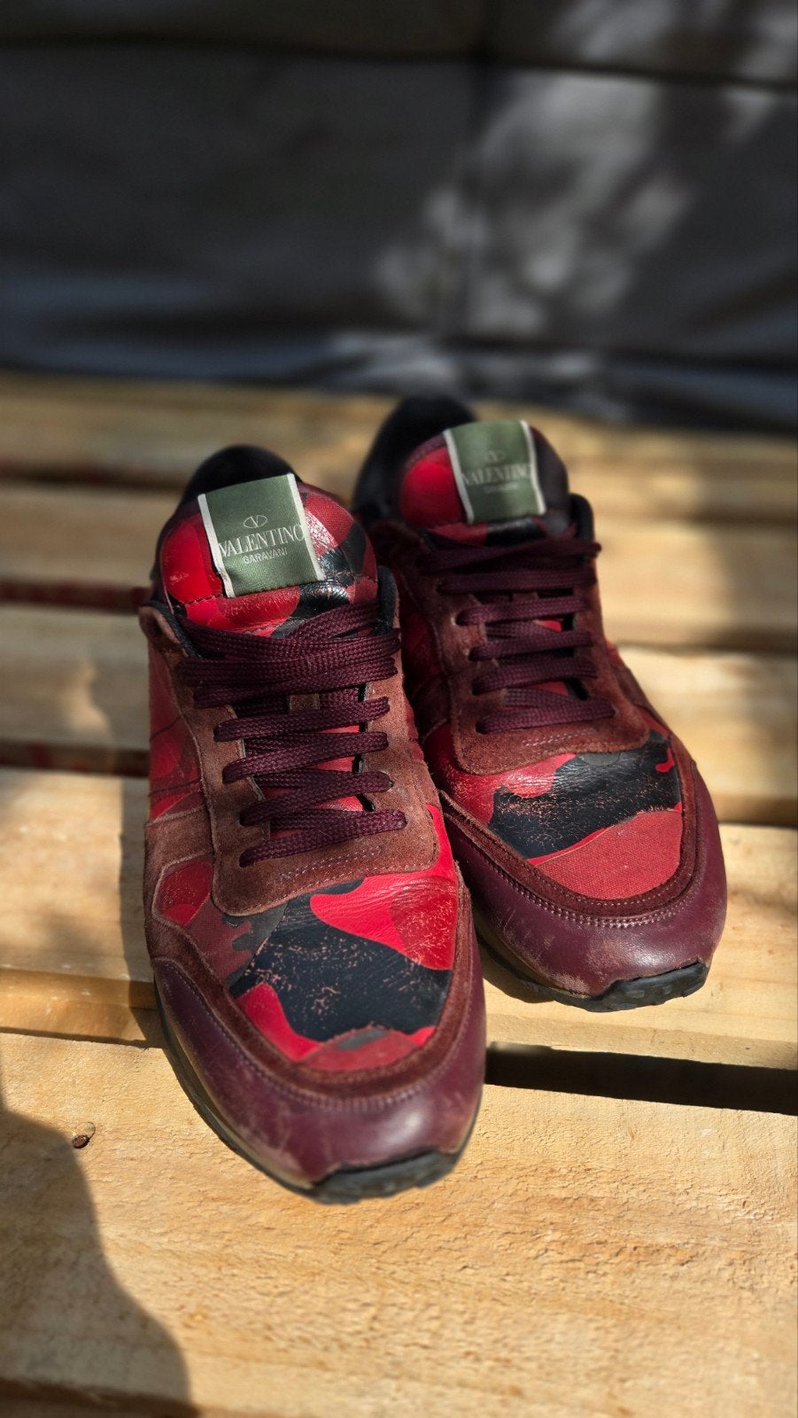 Valentino Garavani Camouflage Sneakers - Rood/Zwart Maat 45, Overige kleuren, Valentino Garavani, Ophalen of Verzenden, Sneakers of Gympen