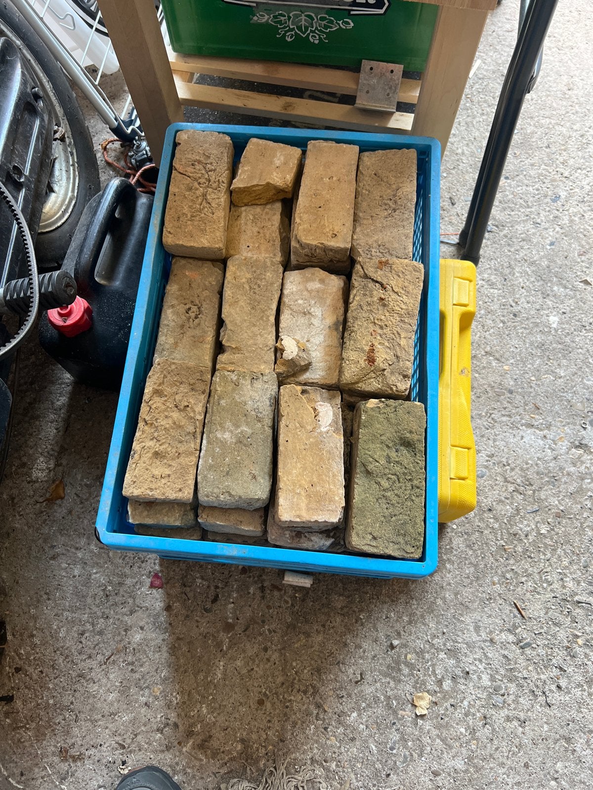 Krat met Friese geeltjes, ca. 85 stuks, voor in de tuin, Ophalen of Verzenden, Gebruikt