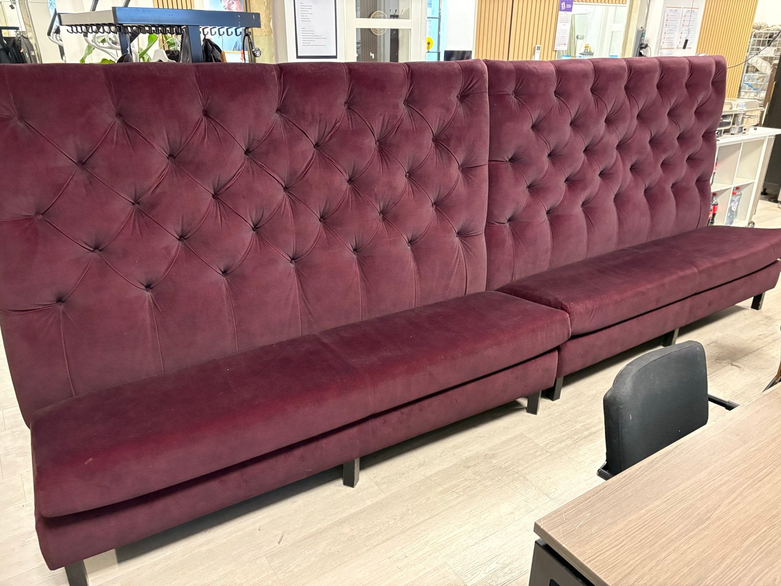 Luxe bordeauxrode bank met gecapitonneerde rugleuning, Ophalen, Gebruikt, 300 cm of meer, 75 tot 100 cm