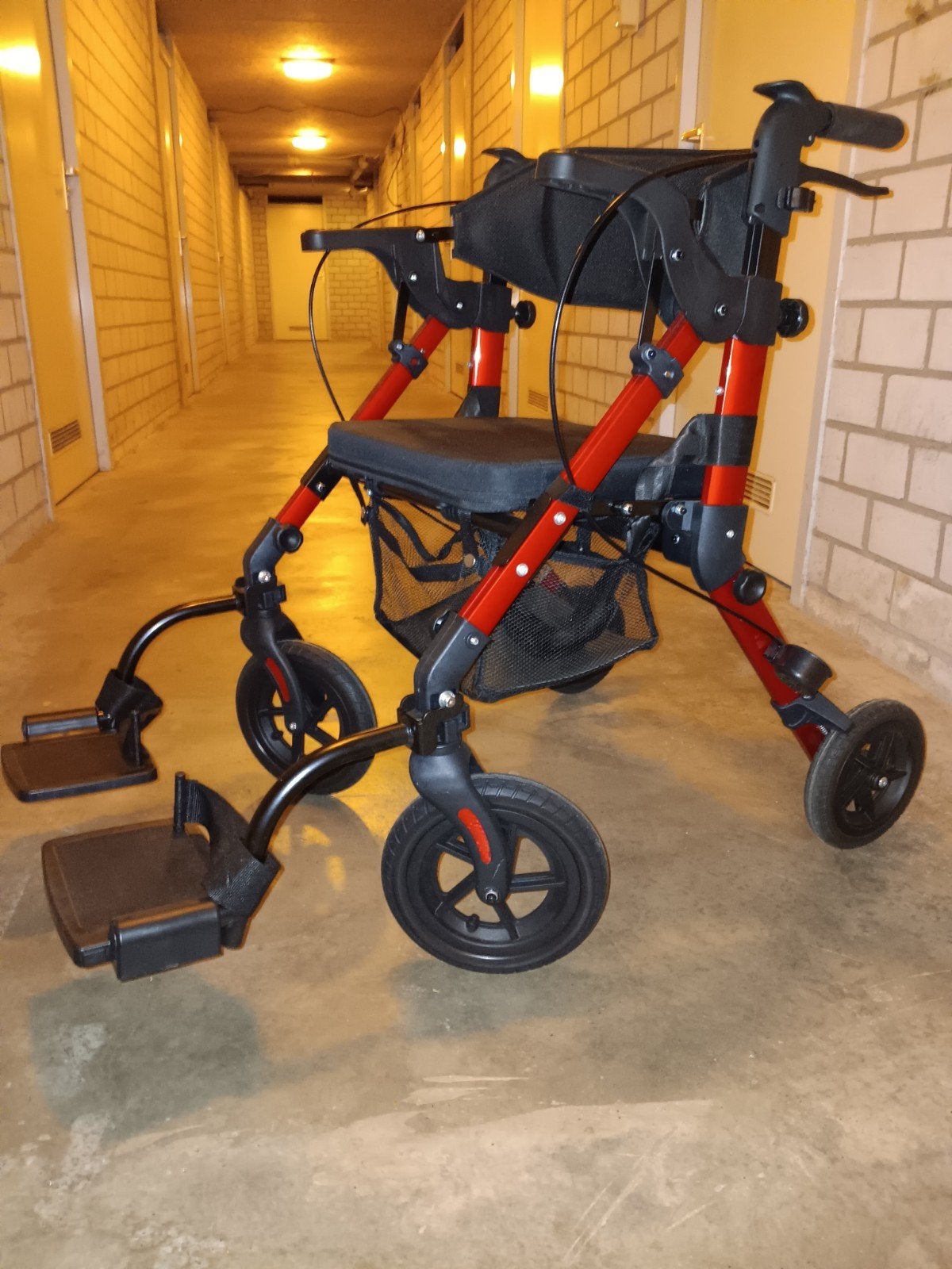 rollator/rolstoel.    2 in 1. is als nieuw, Diversen, Ophalen, Lichtgewicht