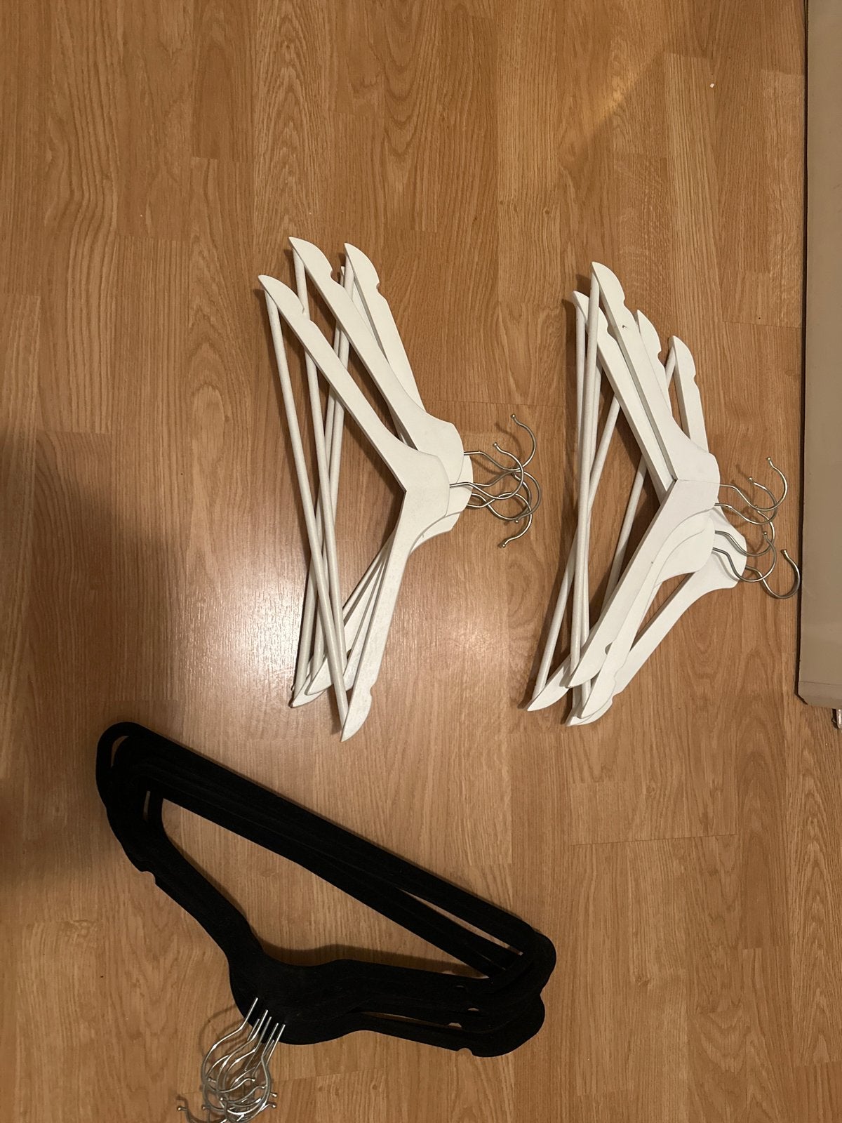 GRATIS: 22 kledinghangers (fluweel en IKEA), Ophalen, Gebruikt, Fluweel, Volwassenen
