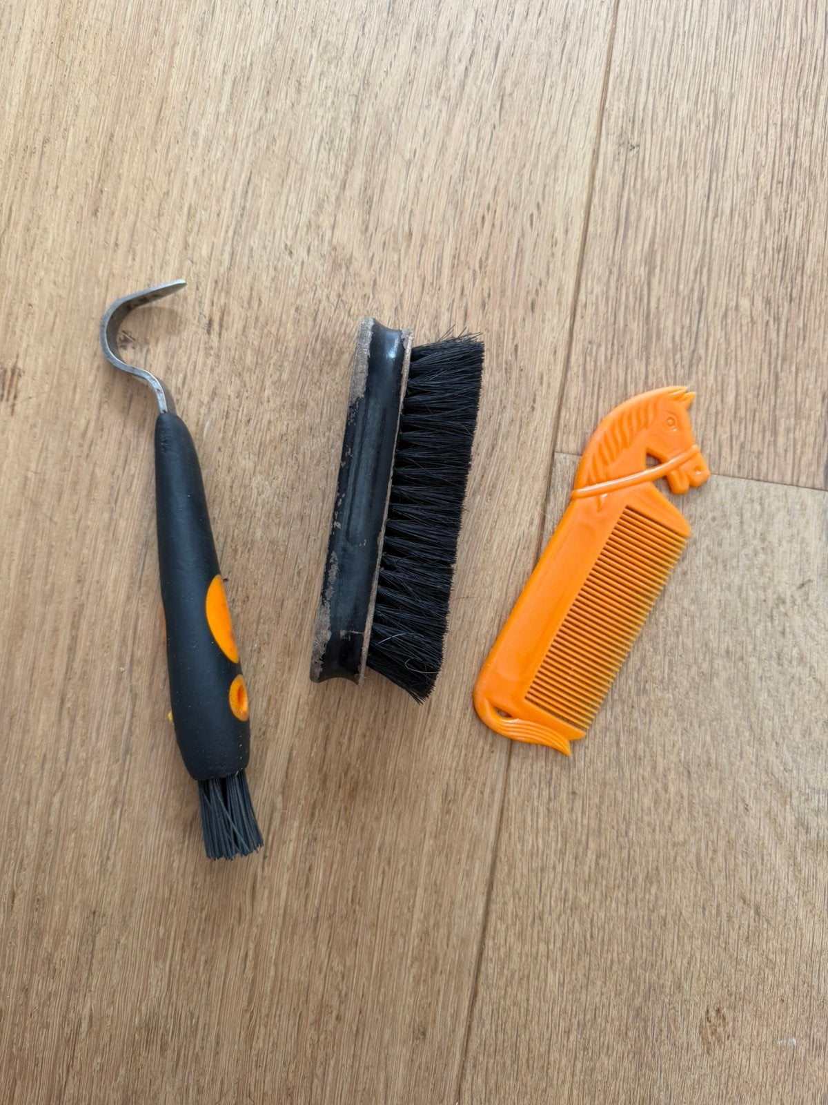 Oranje paarden borstel setje, Fouganza, Ophalen of Verzenden, Gebruikt, Verzorgingsset