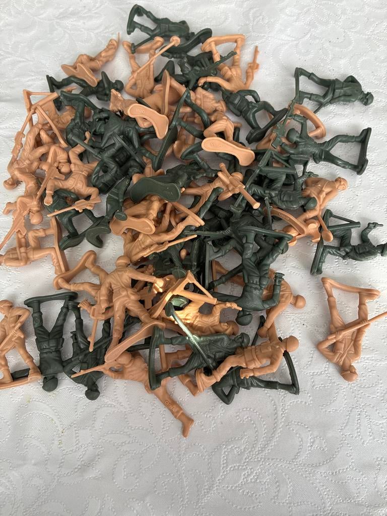 Grote partij plastic soldaatjes - legergroen en beige, Kinderen en Baby's, Speelgoed | Actiefiguren, Ophalen of Verzenden, Gebruikt