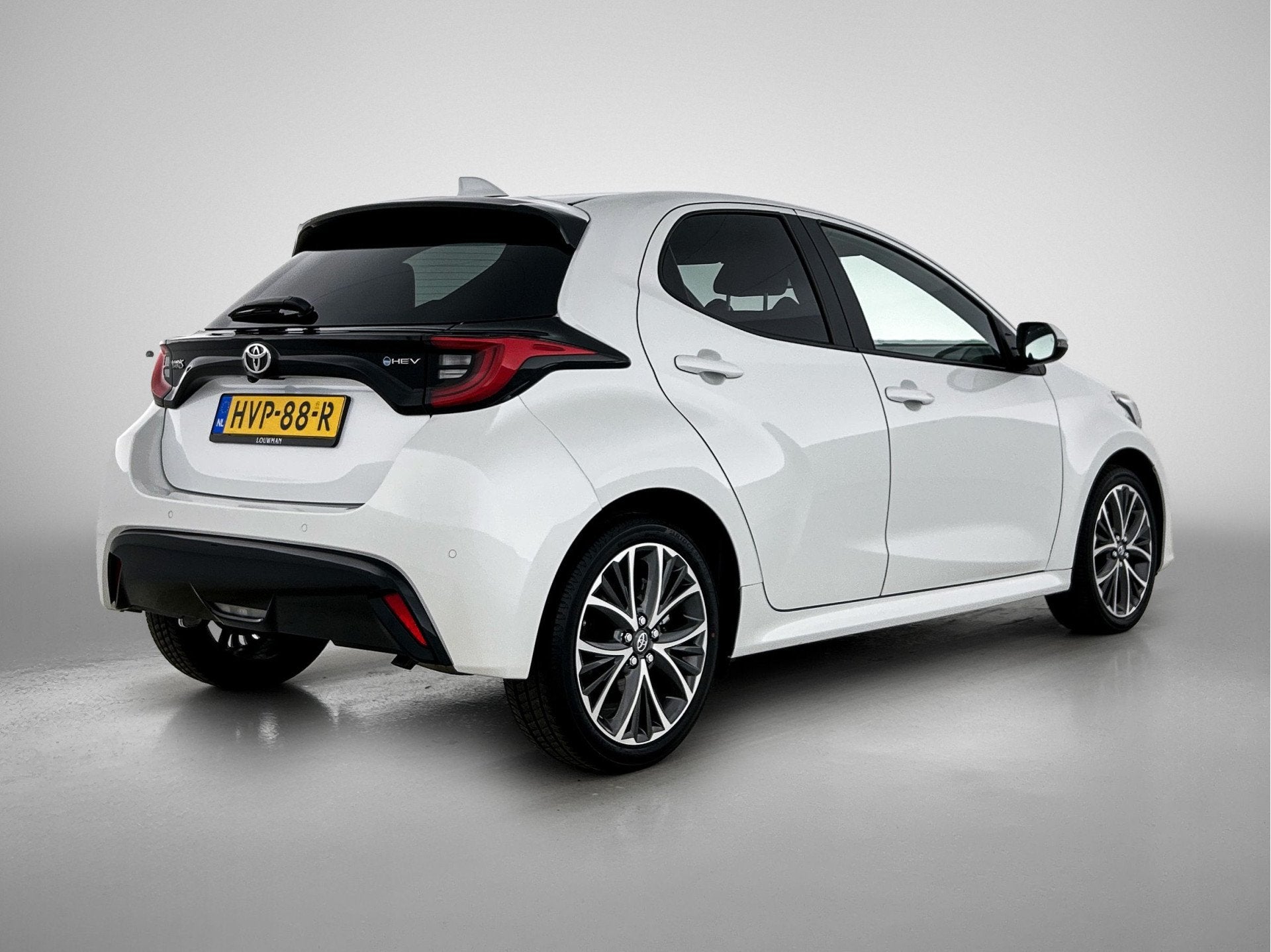 Toyota Yaris 1.5 Hybrid 130 pk Executive Automaat | Navigati, 12 maanden, 450 kg, Gebruikt, Wit