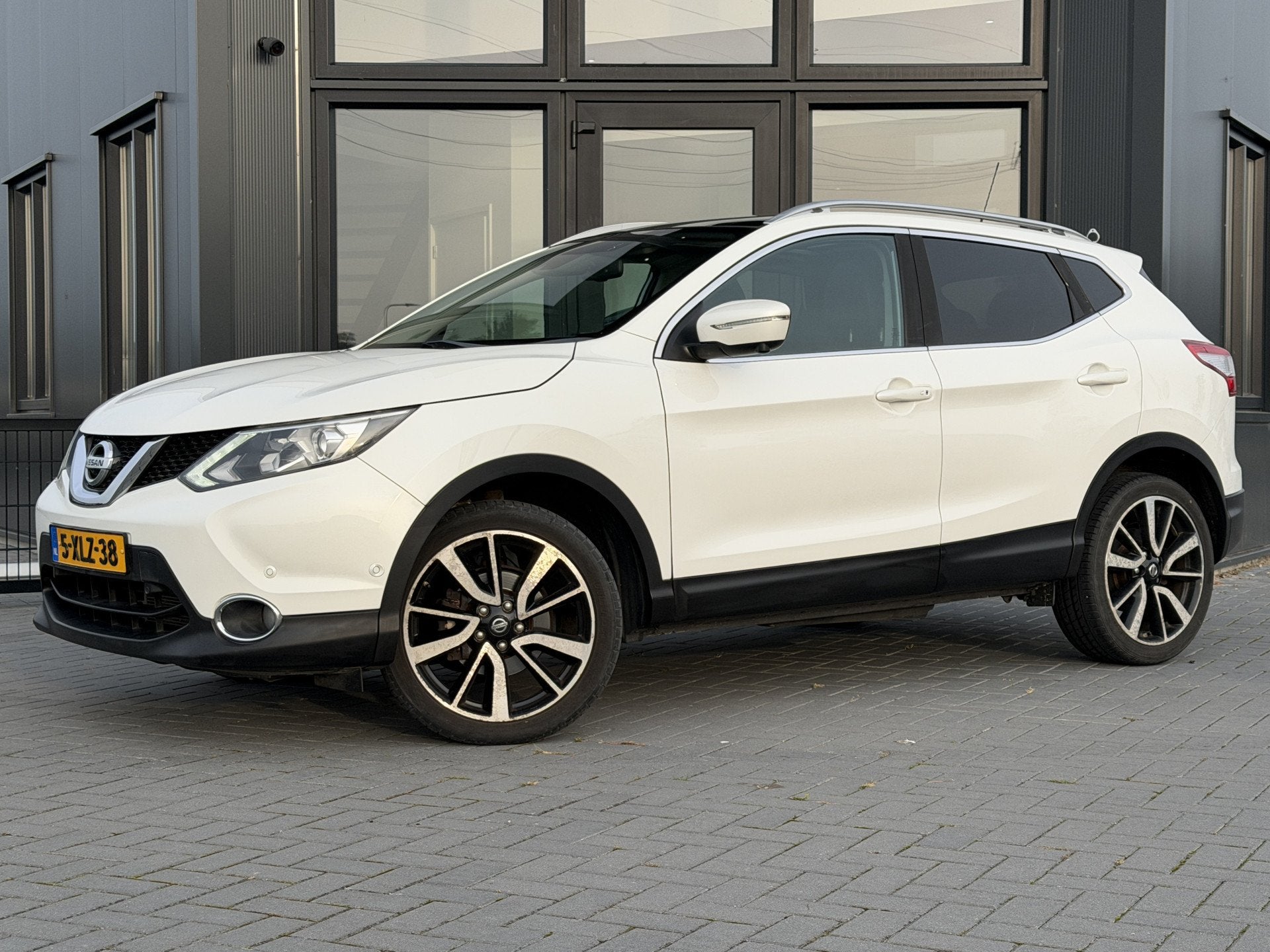 Nissan QASHQAI 1.2 Visia Pano | Leer | Verw. stoelen | 360 c, Voorwielaandrijving, Euro 5, Zwart, 4 cilinders