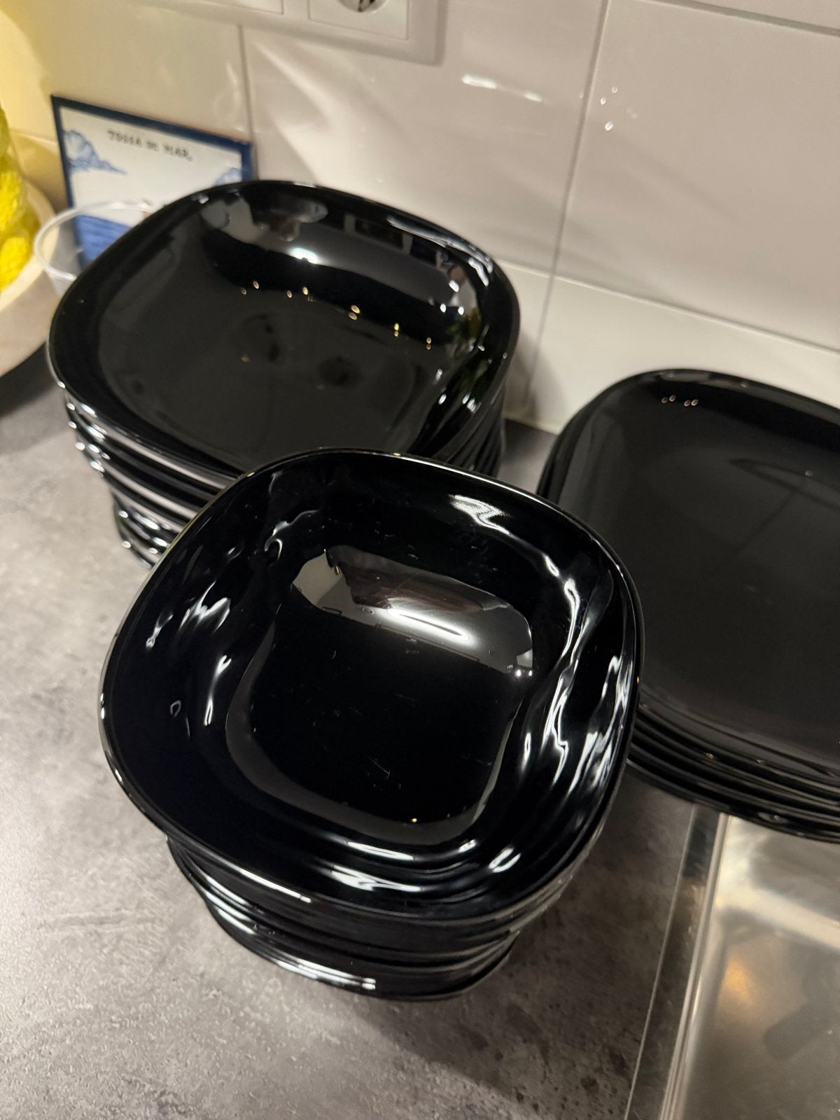 Ikea zwart servies: 8 diepe, 8 platte borden, 8 bakjes, Ophalen, Gebruikt, IKEA, Compleet servies