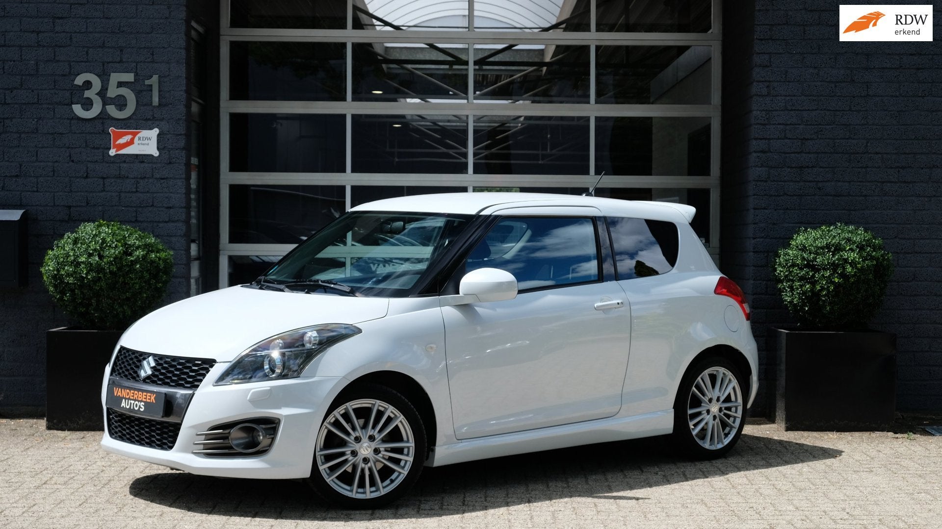 Suzuki Swift 1.6 Sport 136PK Airco|Bluetooth|Cruise|Xenon, Auto's, Suzuki, Voorwielaandrijving, Euro 5, Gebruikt, Zwart