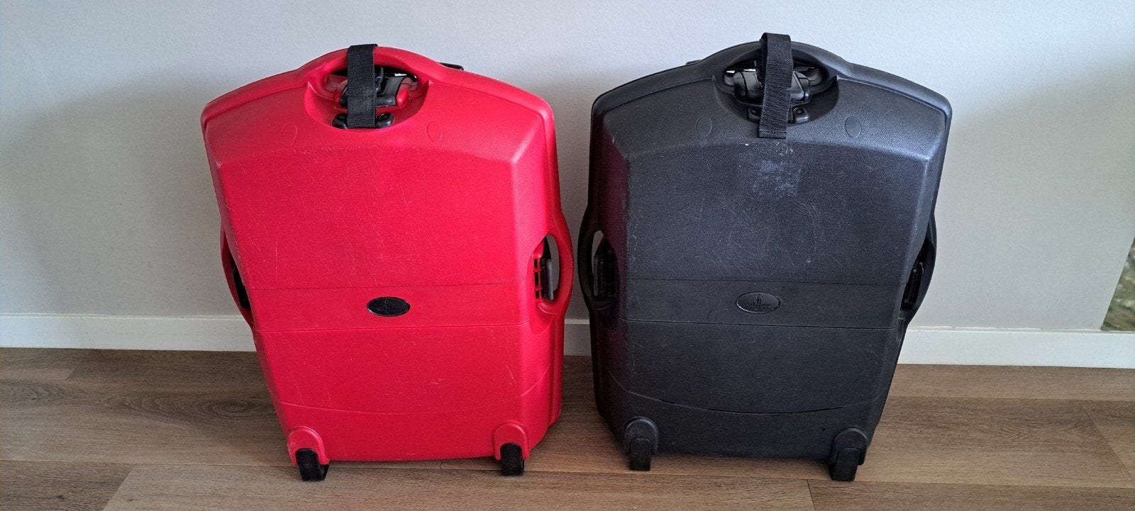 Atlantic hardcase koffers - rood en zwart, Sieraden, Tassen en Uiterlijk, Koffers, Gebruikt, Hard kunststof, 35 tot 45 cm, Wieltjes