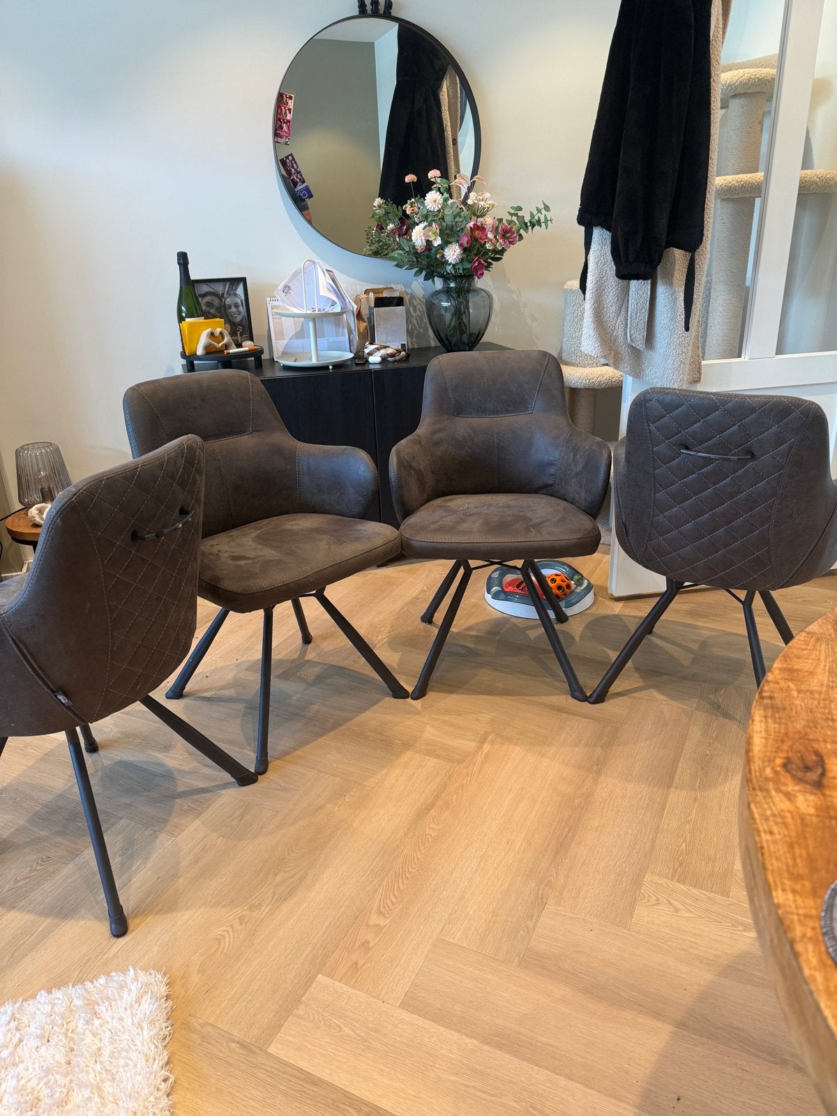 4 nette eetkamerstoelen met vloerbescherming, Ophalen, Overige kleuren, Zo goed als nieuw, Vier