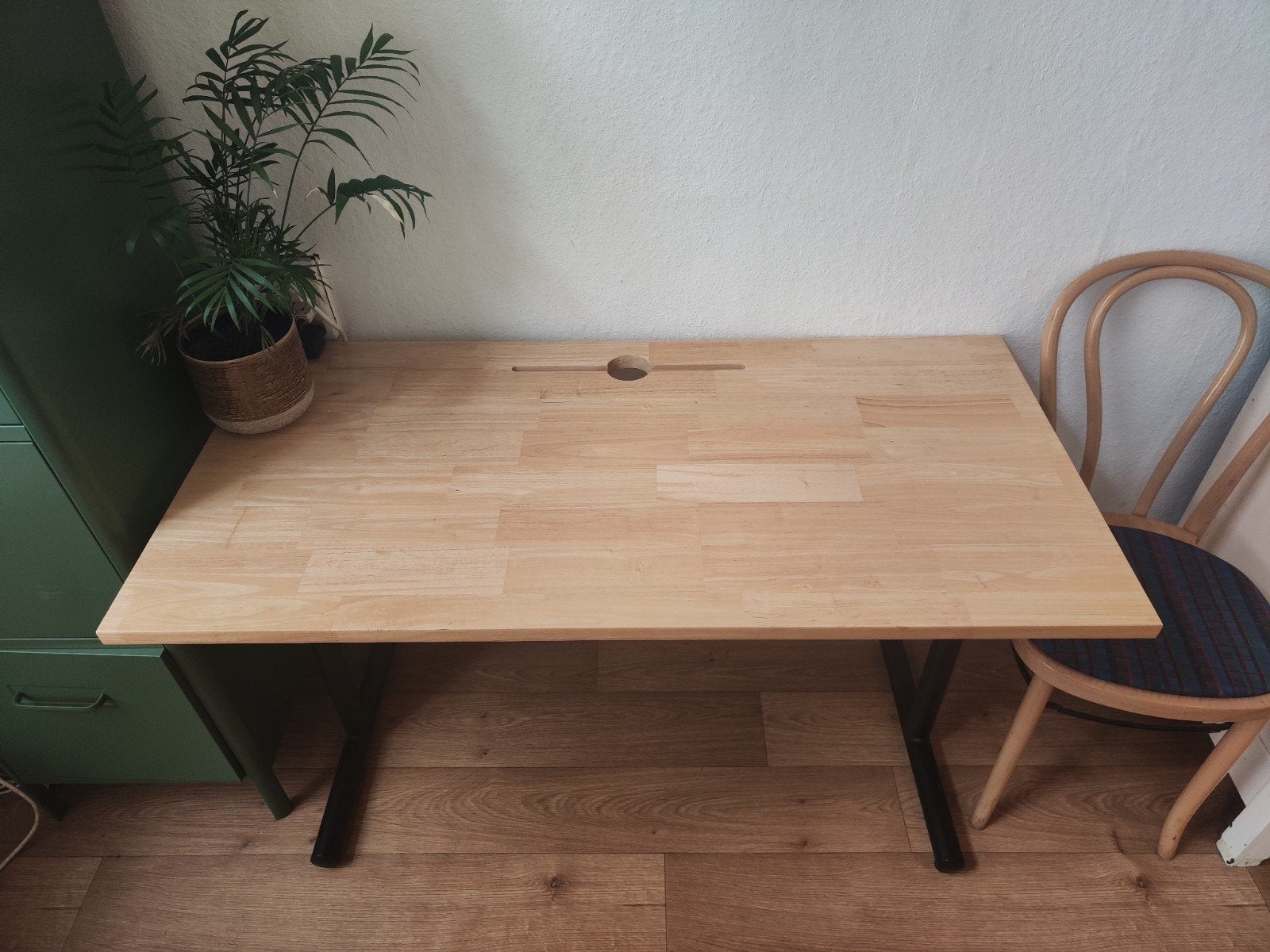 Houten bureau 120 x 60 met zwart onderstel, Huis en Inrichting, Bureaus, Ophalen, Gebruikt, Hout, Kabelgoot