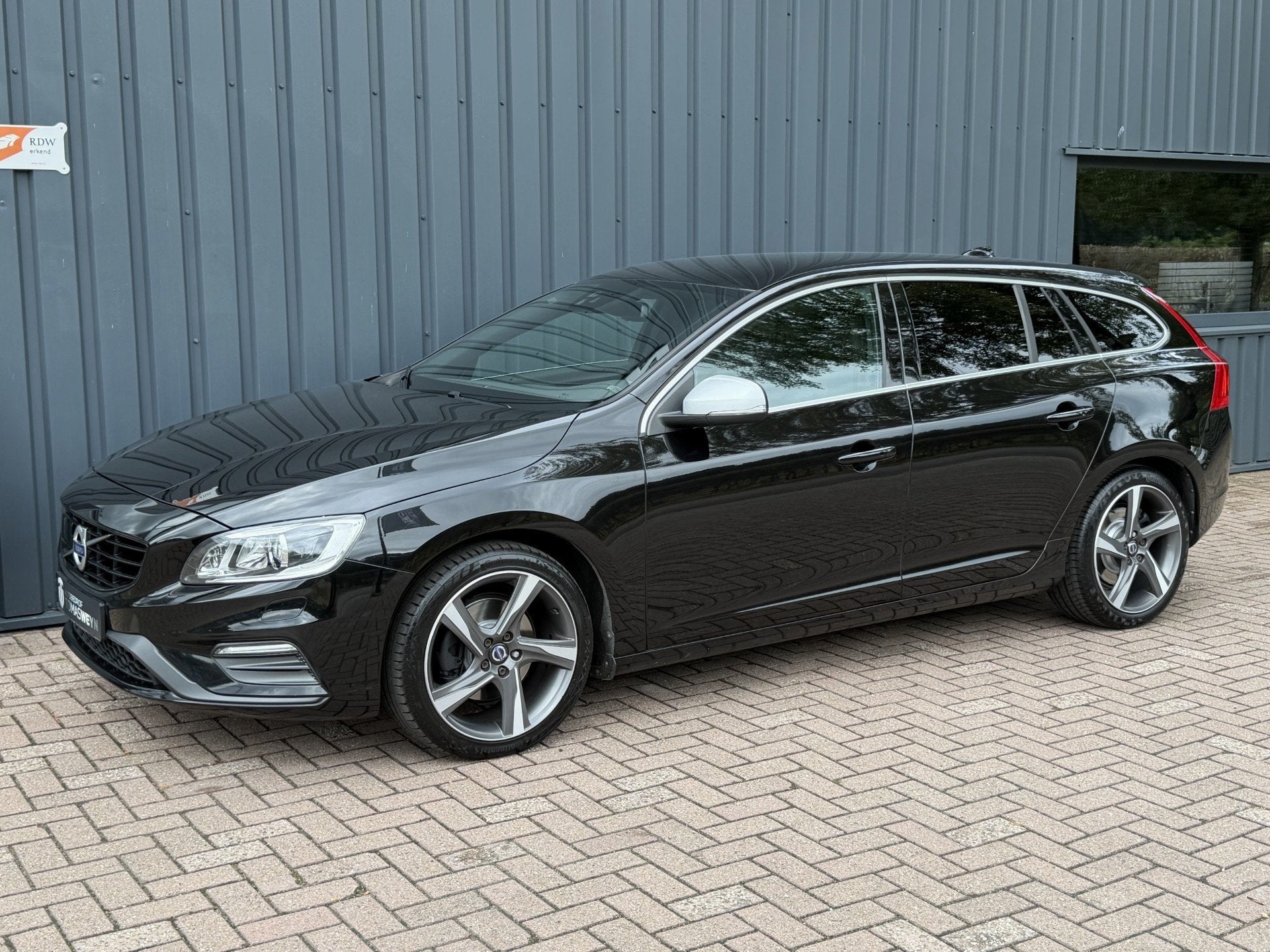 Volvo V60 2.0 T5 R-Design 245 PK!/1E EIGENAAR!/DEALER OND!/, Lichtsensor, Zwart, 4 cilinders, 1969 cc