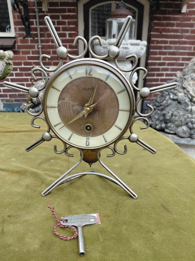 Vintage smeedijzeren schoorsteenpendule ca. 1950-1960., Antiek en Kunst, Verzenden