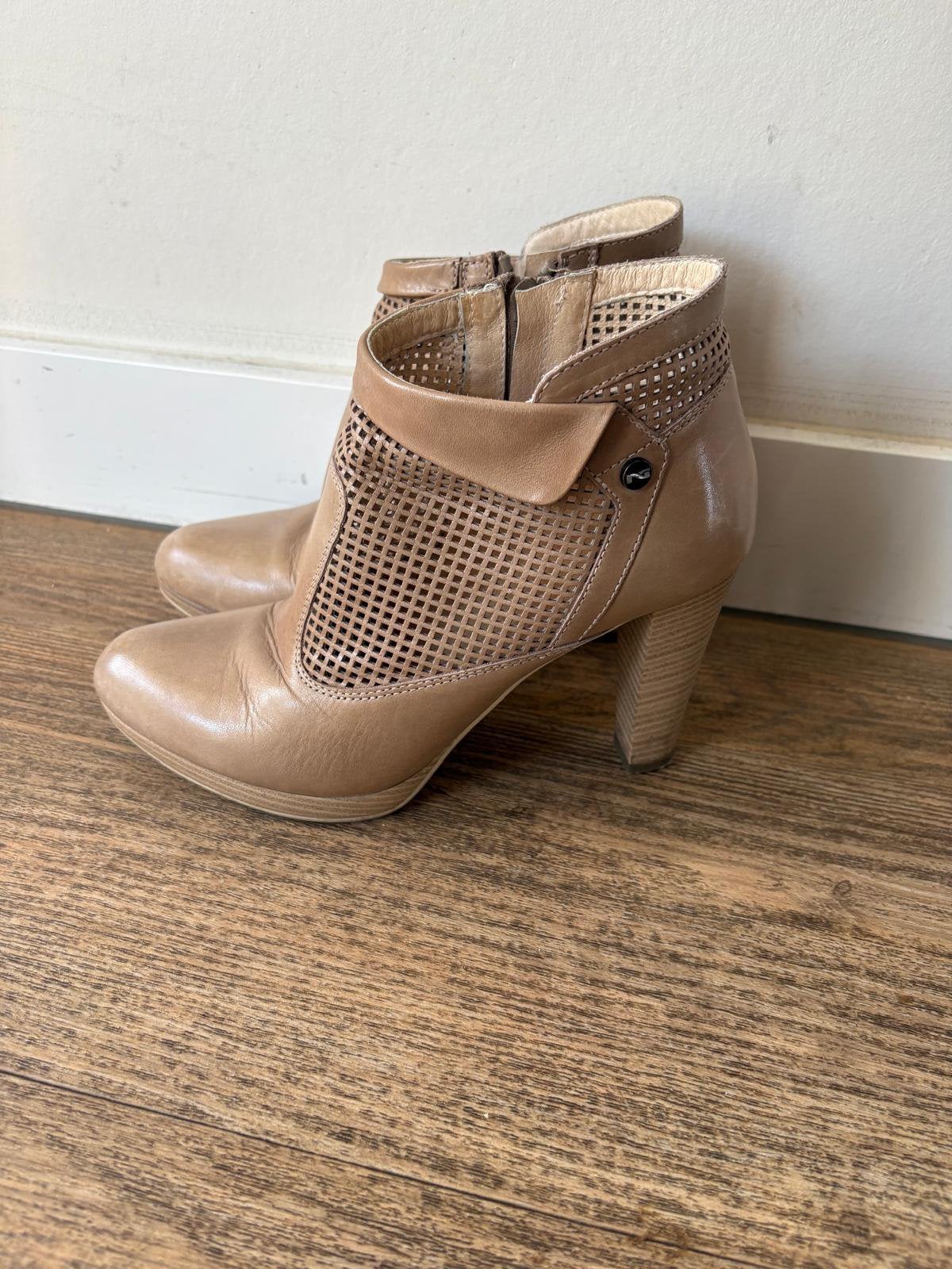 Nero Giardini leren enkellaarzen hakken maat 41 beige bruin, Beige, Lage of Enkellaarzen, Ophalen of Verzenden, Zo goed als nieuw