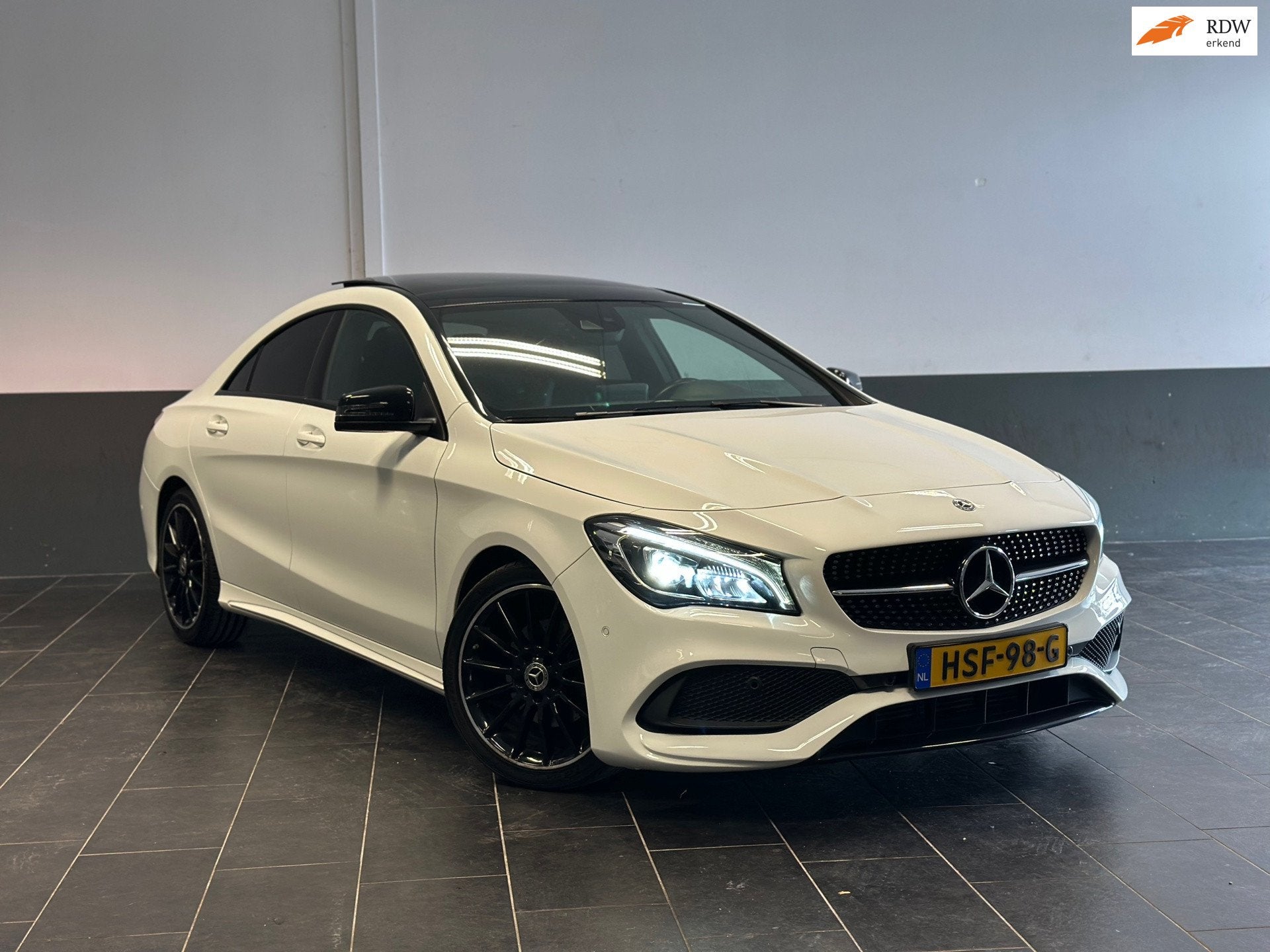 Mercedes-Benz CLA-klasse 200 Business AMG , Night , Pano , F, Auto's, Gebruikt, 715 kg, Wit, 1595 cc