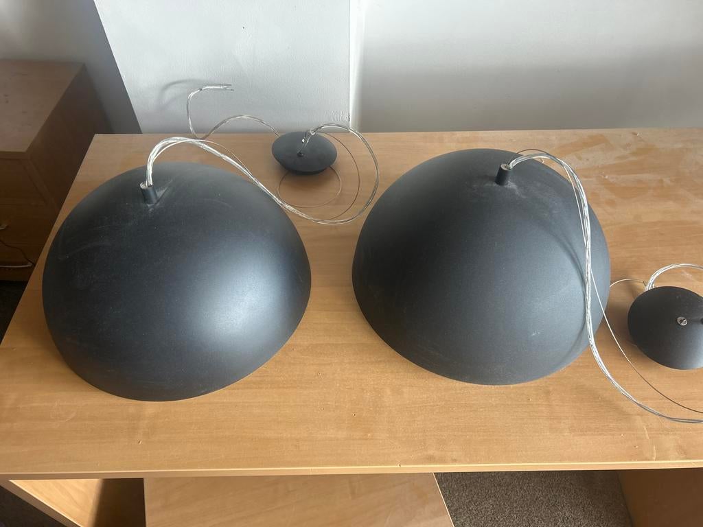 2 zwarte lampen met gouden binnenkant, Huis en Inrichting, Lampen | Lampenkappen, Ophalen, Zwart, Rond, Zo goed als nieuw