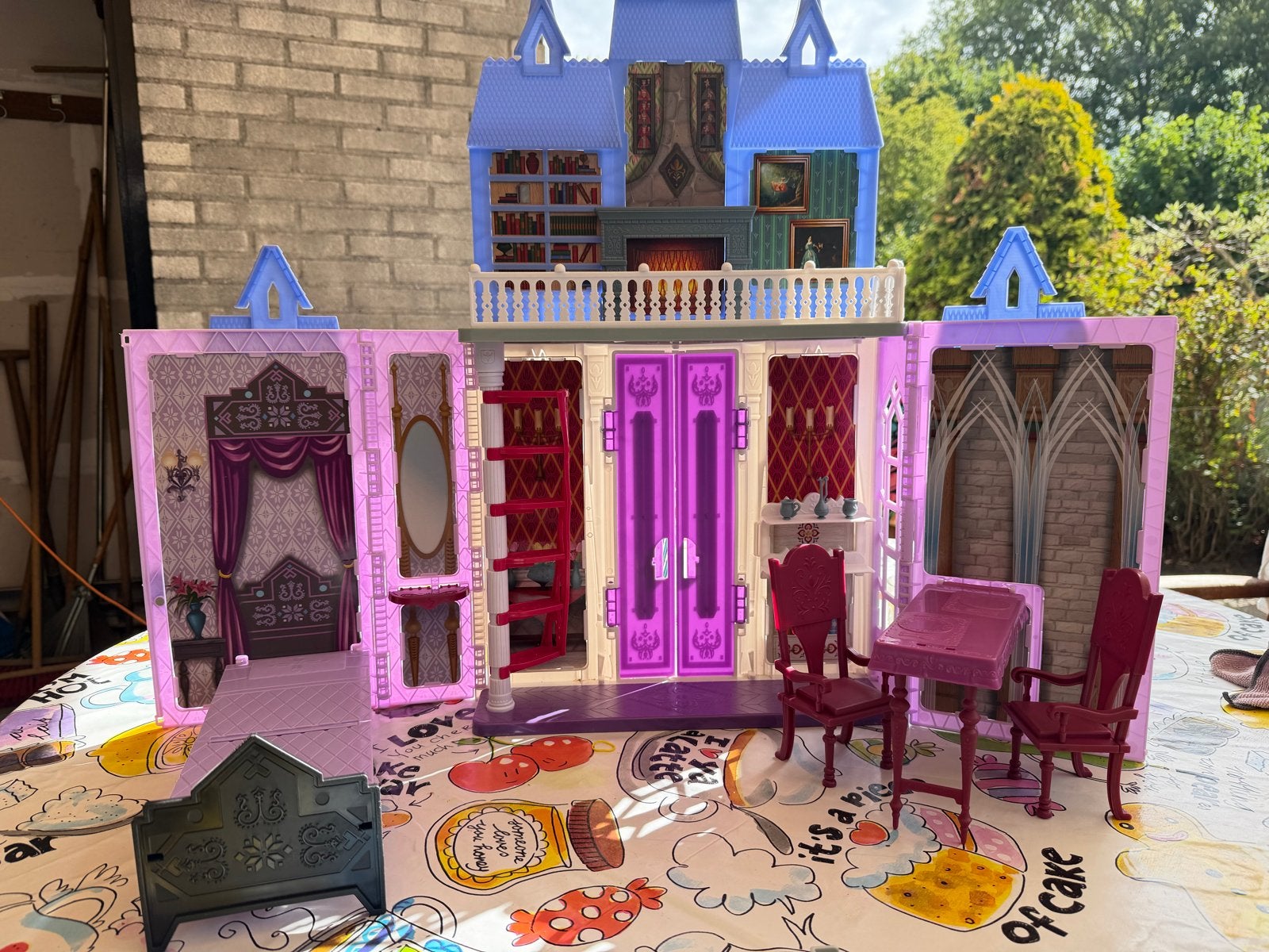 Disney Frozen II Arendelle Kasteel Poppenhuis, Kinderen en Baby's, Speelgoed | Poppenhuizen, Ophalen, Zo goed als nieuw, Poppenhuis