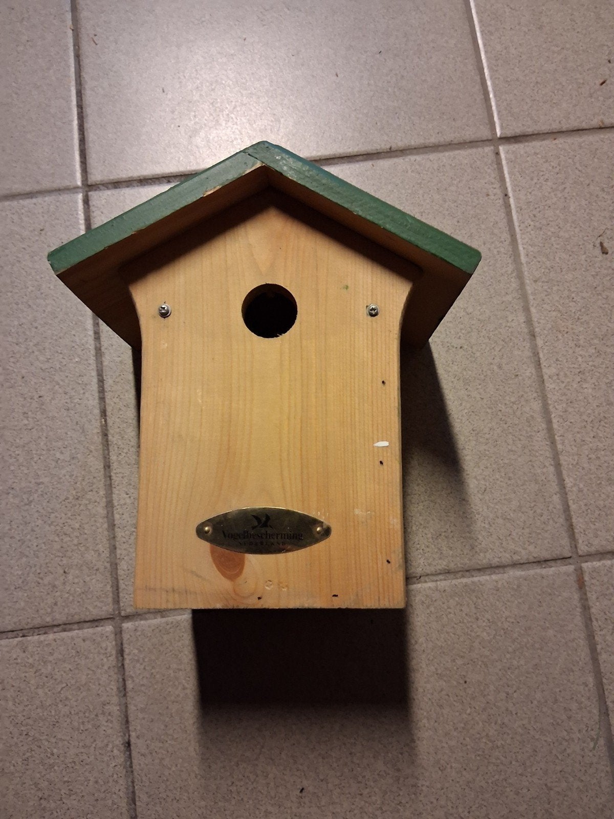 Houten vogelhuisje van Vogelbescherming opening 28mm, Ophalen of Verzenden, Gebruikt
