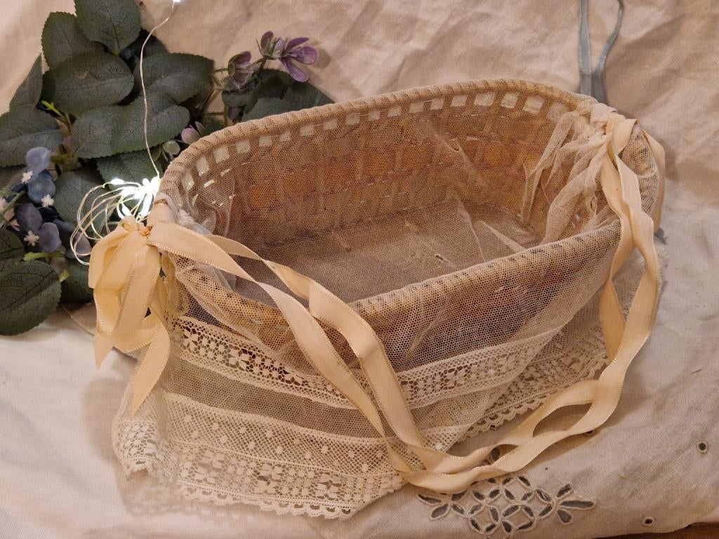 Brocante bruidsmandje- kant en roze lint- strooiblaadjes"., Antiek en Kunst, Verzenden