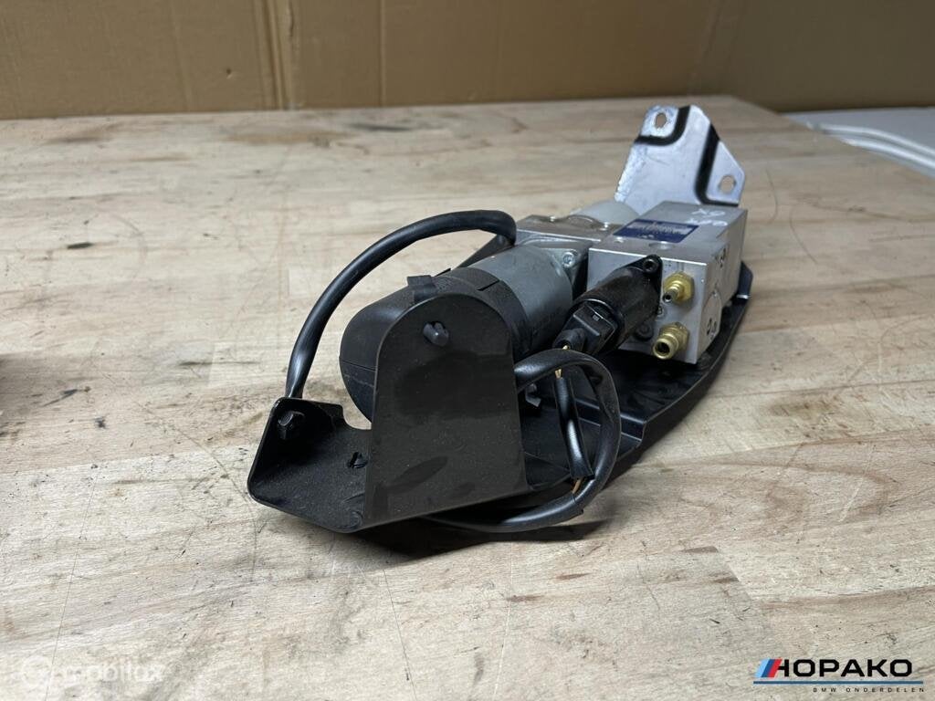 Hydraulische pomp achterklep BMW 5 serie E61 |  7111867, Auto-onderdelen, Gebruikt, Einsteinlaan 5 rijswijk, Bmw, Ophalen of Verzenden