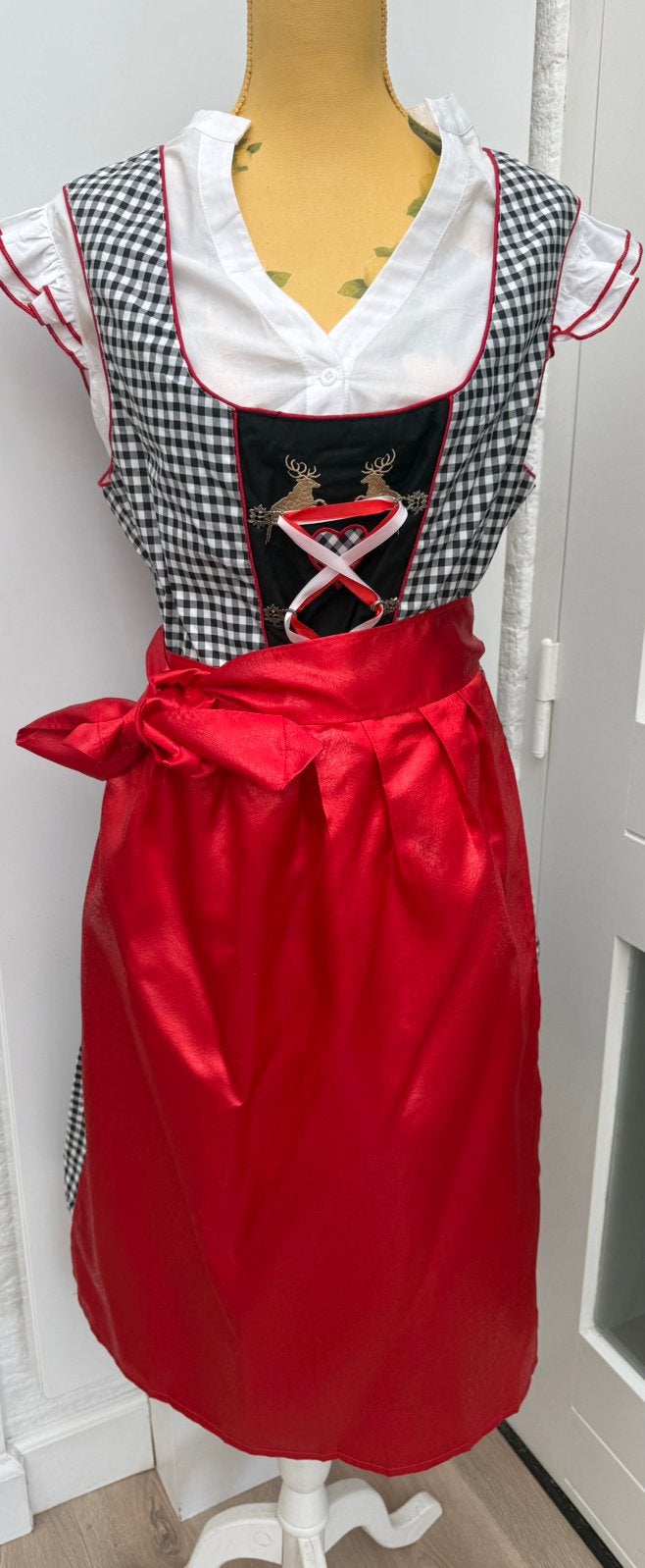 Tiroler dirndl maat 44 met short van Dirndl world, Ophalen of Verzenden, Zo goed als nieuw