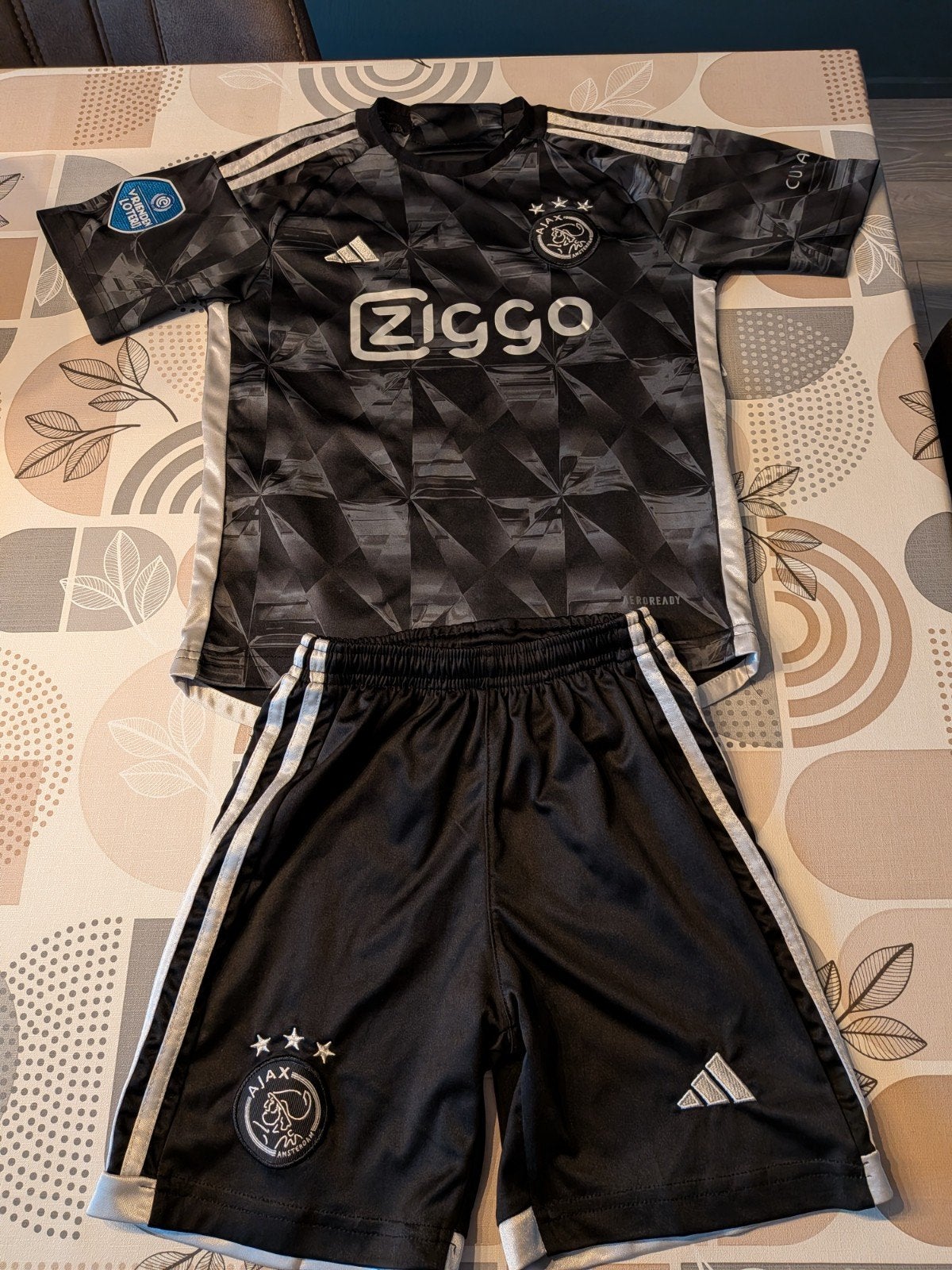 Ajax uitshirt en broekje - Kids tenue, Ophalen of Verzenden, Zo goed als nieuw, Adidas, Jongen of Meisje