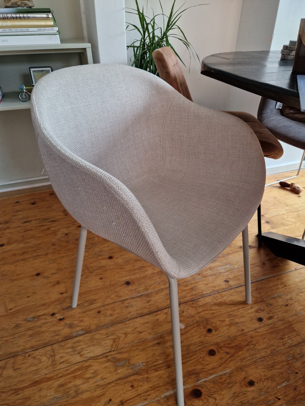 Twee stoffen kuipstoelen met ijzeren onderstel - Karwei, Huis en Inrichting, Stoelen, Ophalen, Gebruikt, Twee, Overige kleuren