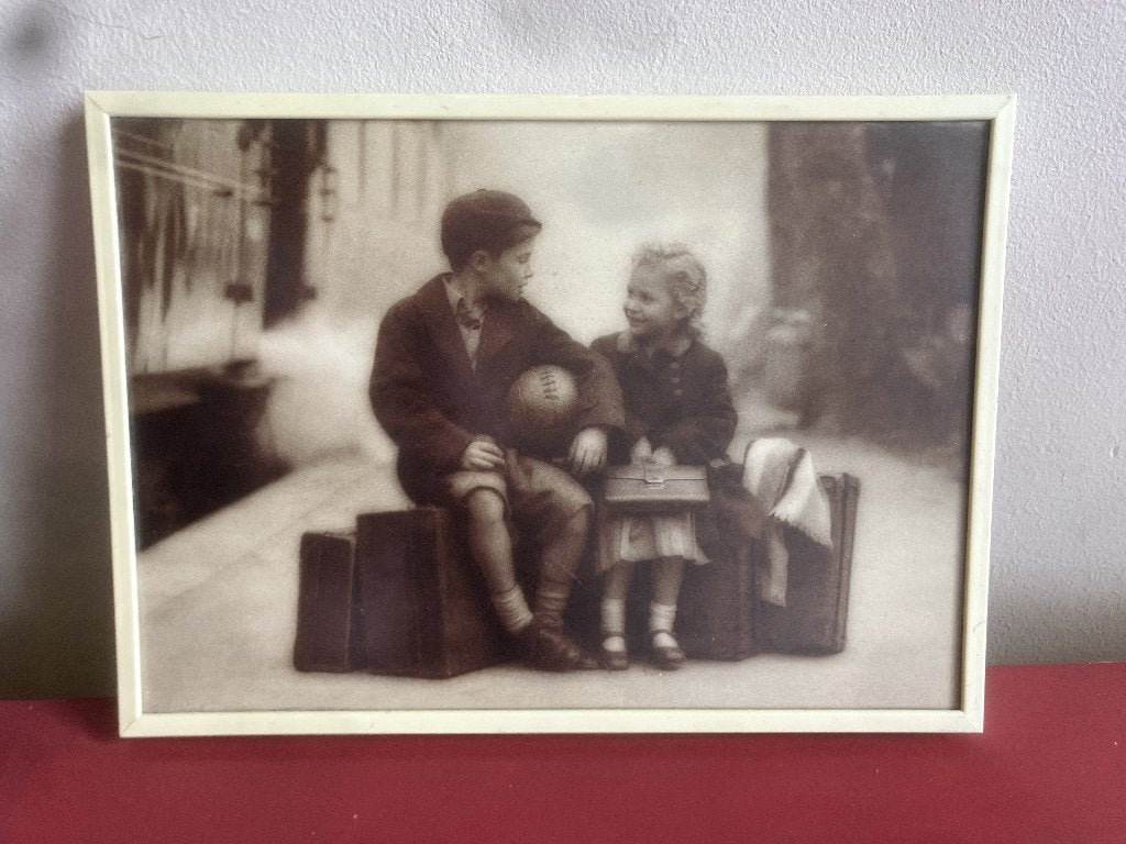 Sepiakleurige foto van jongen en meisje met koffers, Ophalen of Verzenden