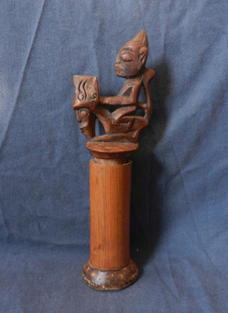 Medicijnkoker met ruiter en kalender Borneo Batak h. 20.9, Ophalen of Verzenden