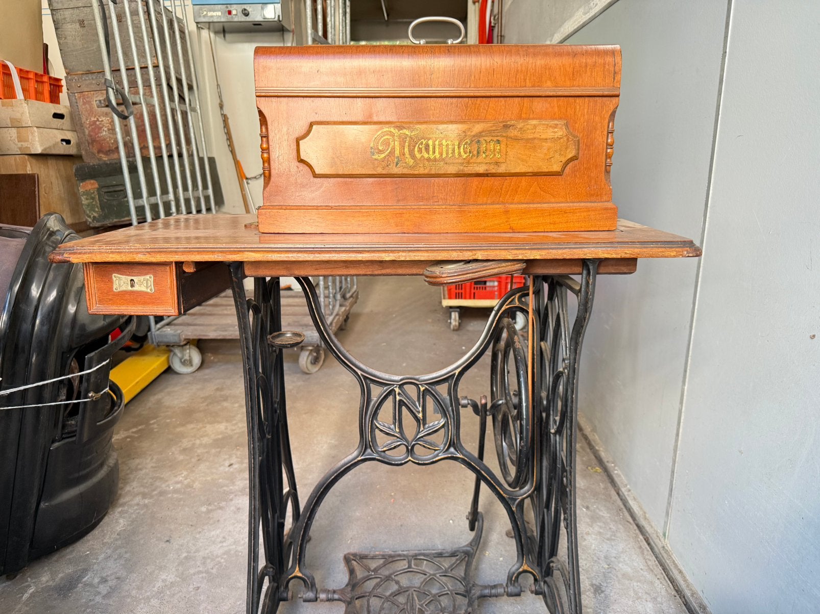 Antieke Naumann trapnaaimachine met originele kap, Ophalen
