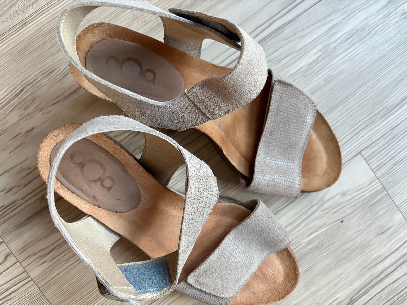Sleehak schoen met klittenbandsluiting, maat 38, Ophalen of Verzenden, Gedragen, Beige, Sandalen of Muiltjes