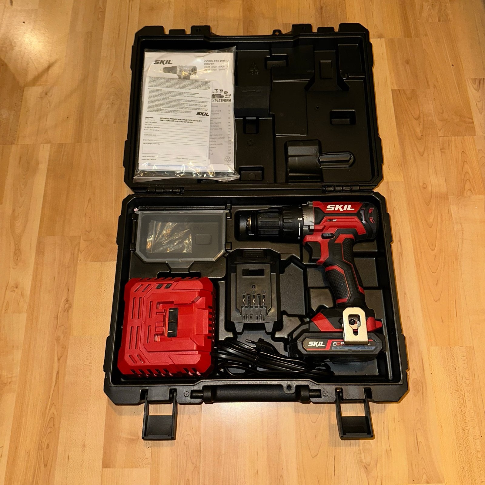 Skil Accuboormachine 20V met 2x 2.0Ah accu en koffer, Doe-het-zelf en Verbouw, Variabele snelheid, Ophalen of Verzenden, Minder dan 400 watt