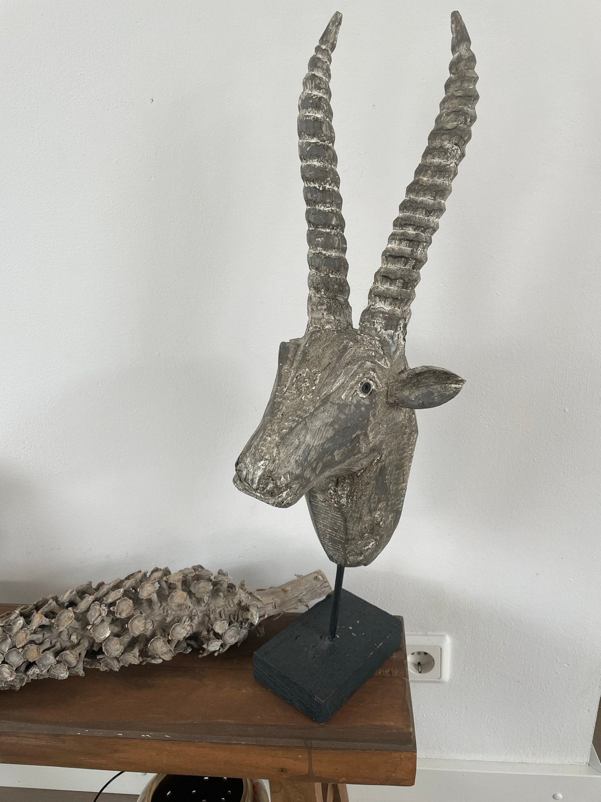Houten beeld van een gazellekop op sokkel, Antiek en Kunst, Kunst | Beelden en Houtsnijwerken, Beeld, Hout, Grijs, Overige stijlen