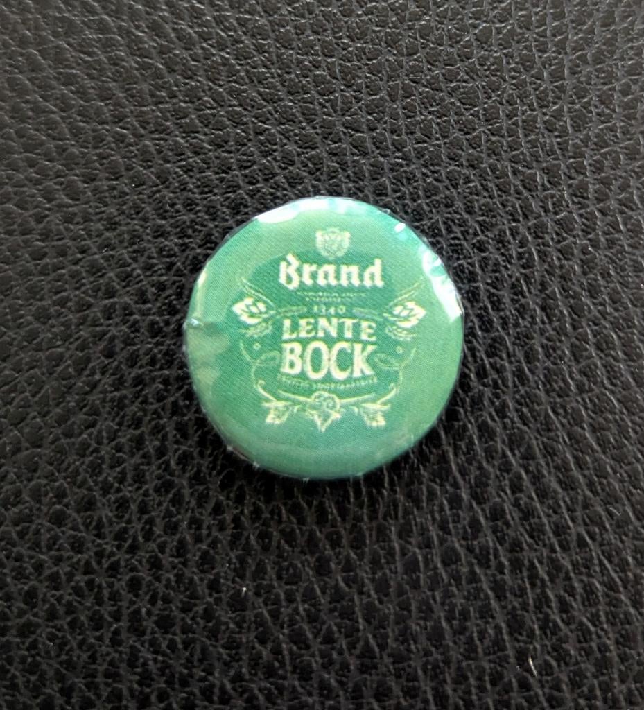 Brand Lente Bock - 25 mm button/speld - Groen, Verzamelen, Biermerken, Nieuw, Overige typen, Brand, Ophalen of Verzenden