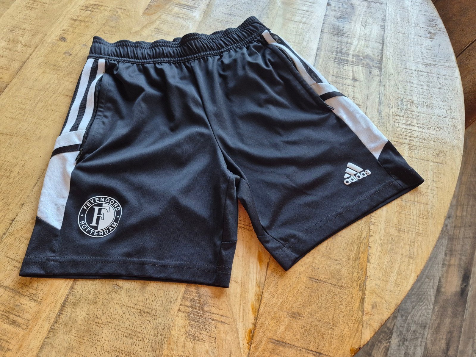 Adidas Feyenoord Voetbalbroekje Zwart - Maat 128, Kinderen en Baby's, Kinderkleding | Overige, Ophalen of Verzenden, Zo goed als nieuw