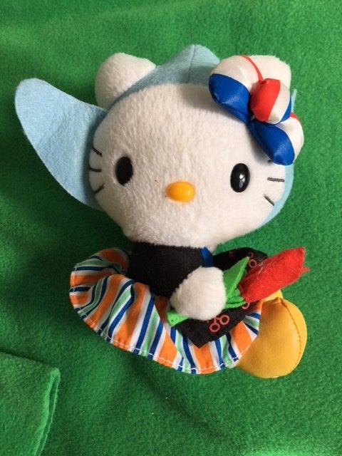 Hello Kitty (klederdracht) 18 cm, Ophalen of Verzenden, Zo goed als nieuw, Pop
