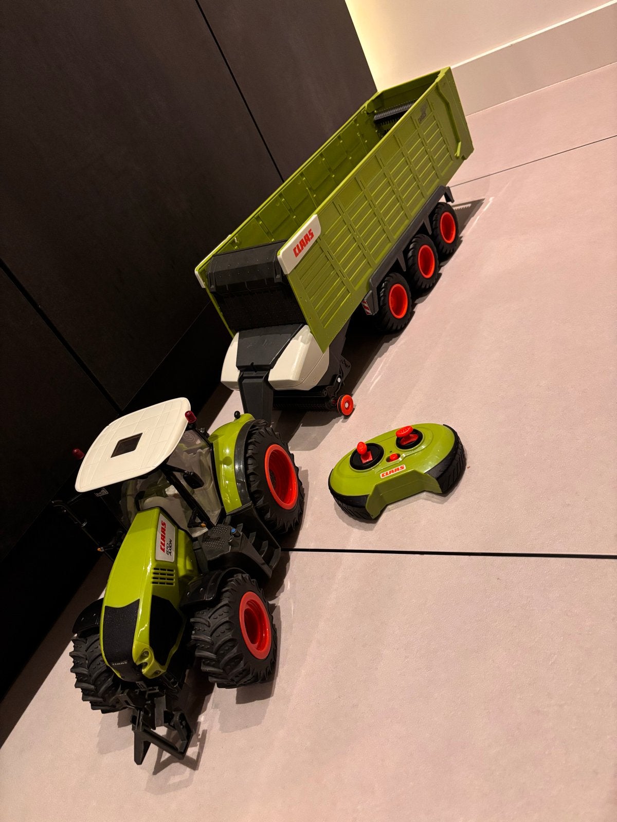 Afstandbestuurbare Claas tractor met aanhanger - defect, Ophalen of Verzenden, Gebruikt, Elektro, Auto offroad