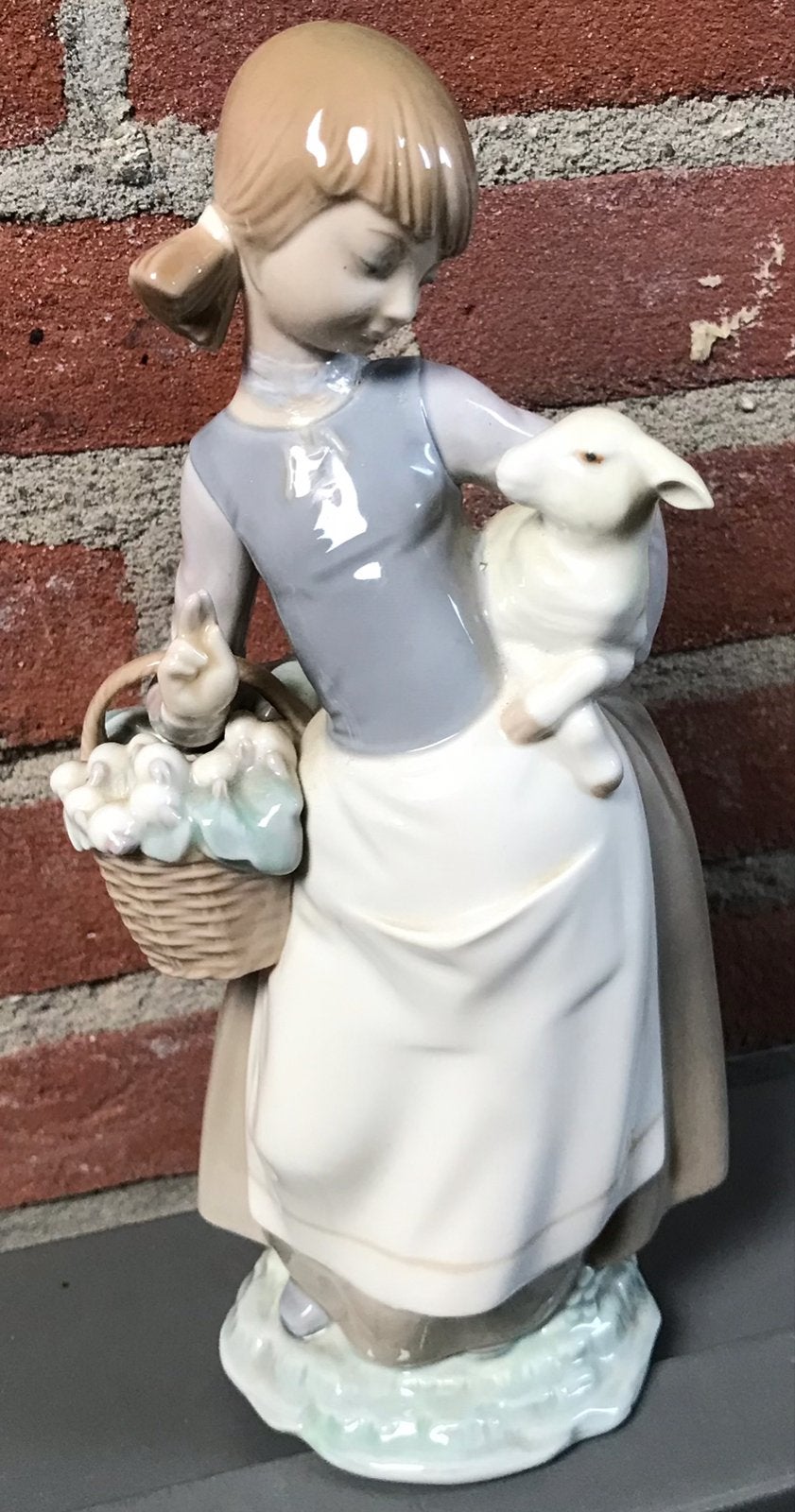 Lladró porseleinen sculptuur 4835 - Meisje met lam en mandje, Verzamelen, Beelden en Beeldjes, Ophalen of Verzenden, Zo goed als nieuw