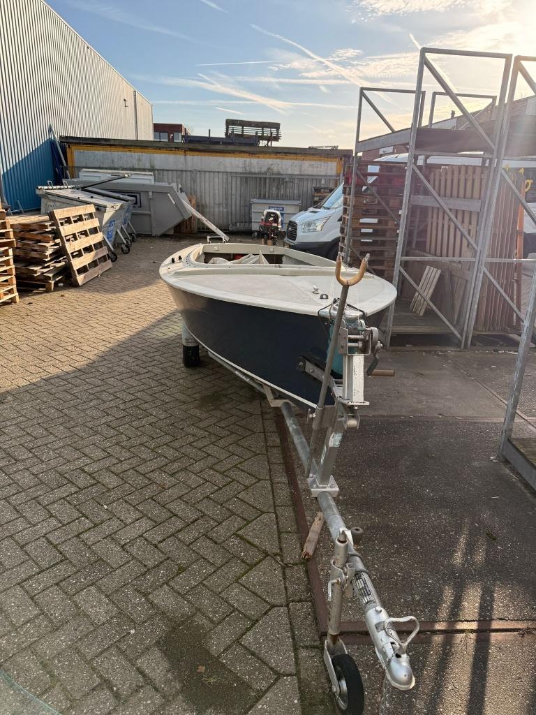 Mooie boot met 4PK motor en trailer, Watersport en Boten, Motorboten en Motorjachten, Ophalen, Buitenboordmotor, 4 pk, 5 m