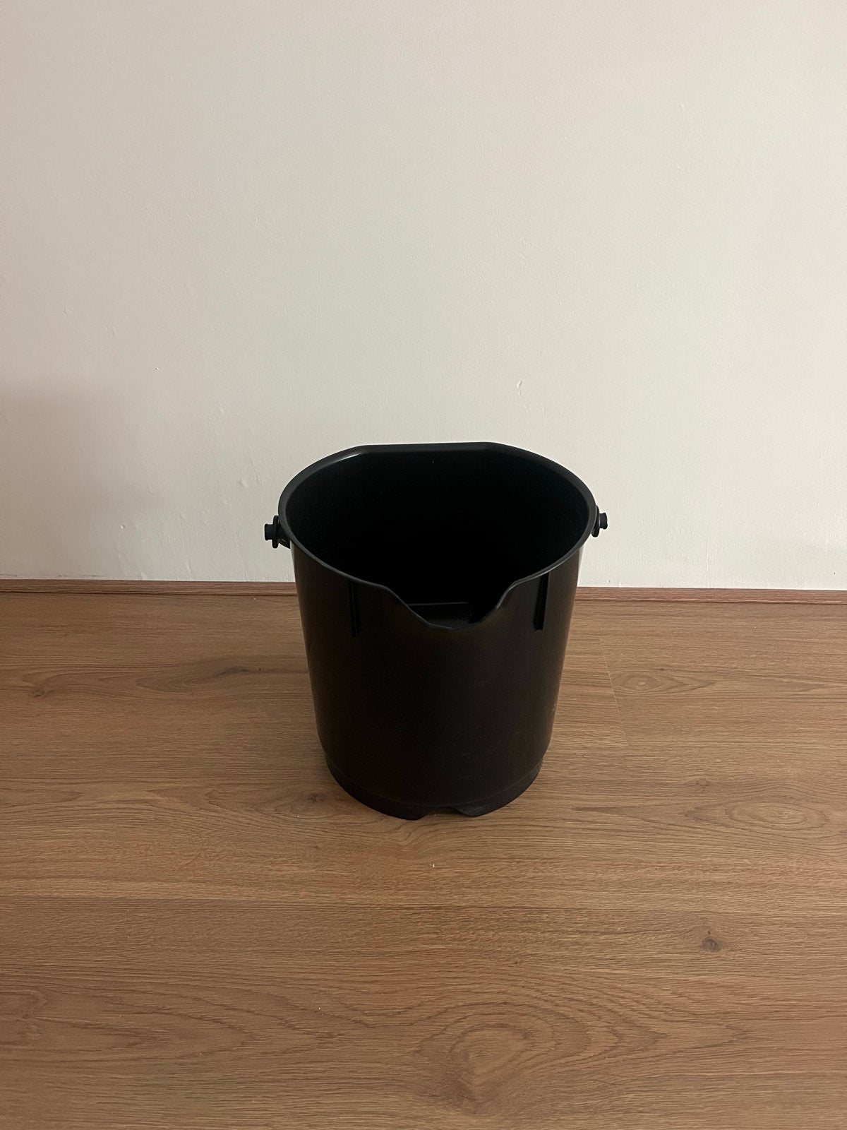 Zwarte kunststof emmer met schenktuit en handgreep, Ophalen of Verzenden, Nieuw, Kunststof, Met handgreep