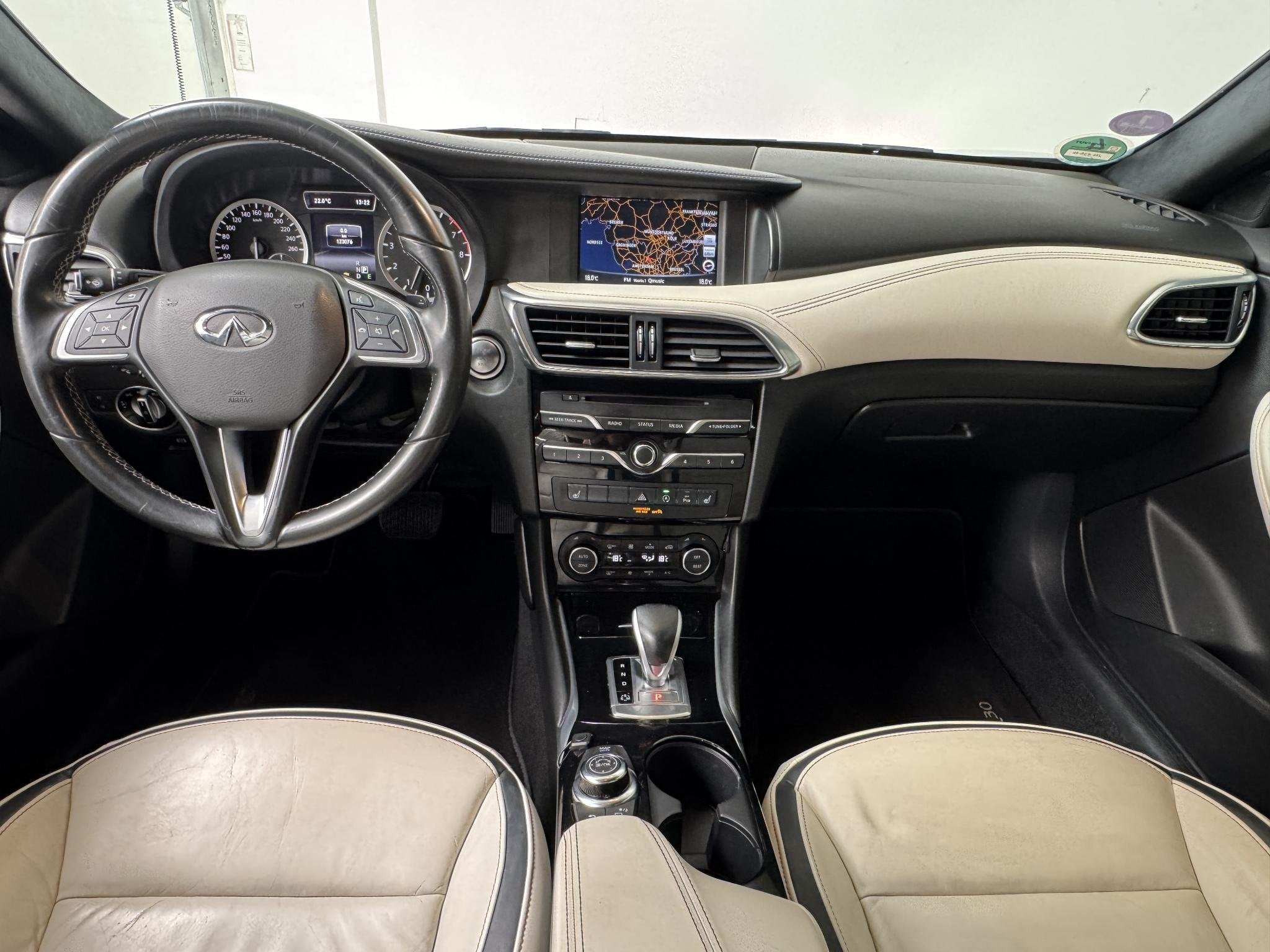 Infiniti Q30 1.6t Premium Tech | Navigatie | 360° Camera |, Gebruikt, Zwart, Bedrijf, Onderhoudsboekje