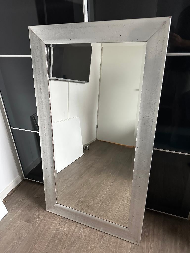 Mooie grote spiegel zilverkleurig 137 cm x 78 cm, Huis en Inrichting, Woonaccessoires | Spiegels, Ophalen, Gebruikt, 100 tot 150 cm