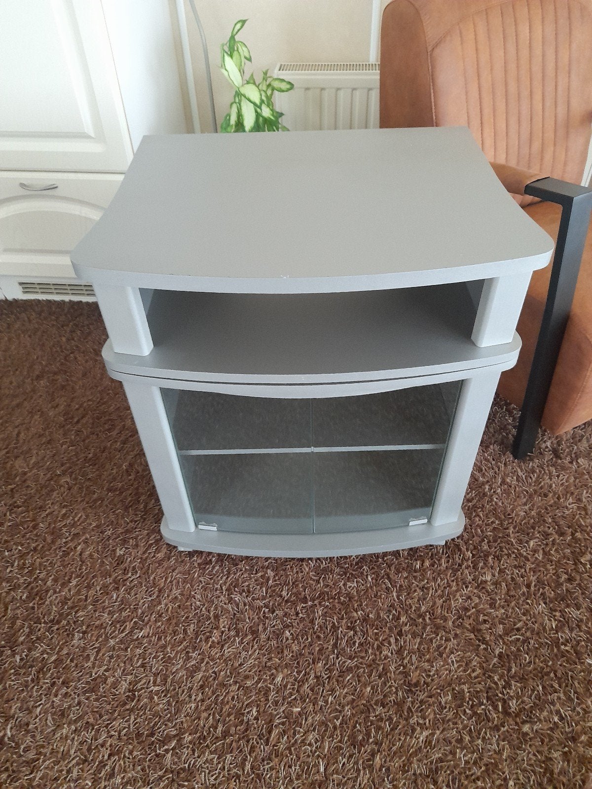 Grijze TV-meubel met glazen deurtjes, Gebruikt, Overige houtsoorten, Minder dan 100 cm, Modern