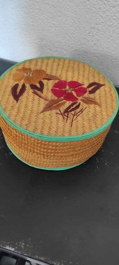Vintage rieten mandje met bloemen, Gebruikt, Met deksel, Mand, Rond
