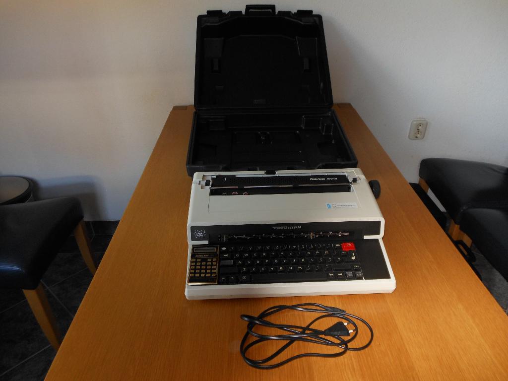 TRIUMPH ADLER GABRIELE 8008 SCHRIJFMACHINE, Ophalen, Gebruikt