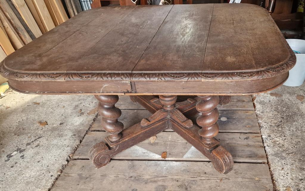 Oude salontafel met kruispoot en houtsnijwerk, Antiek en Kunst, Ophalen