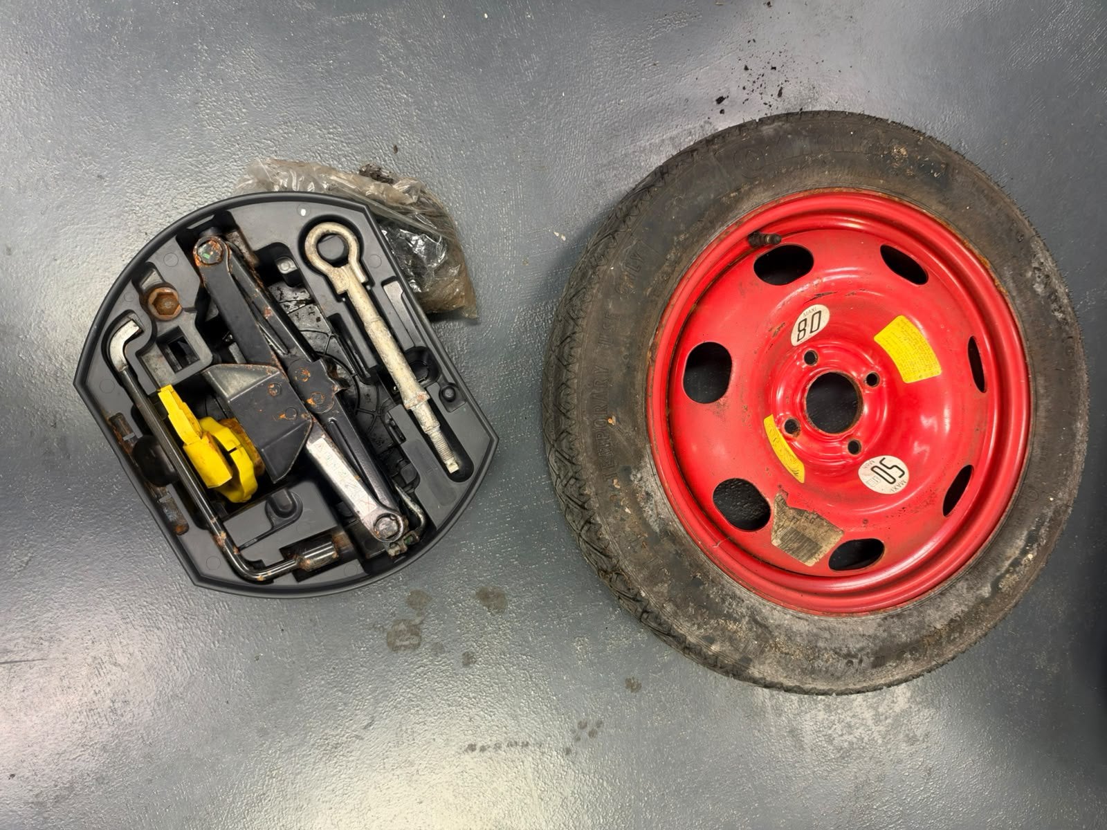 Peugeot 308 citroen c3 c4 Reservewiel thuiskomer met krikset, Ophalen
