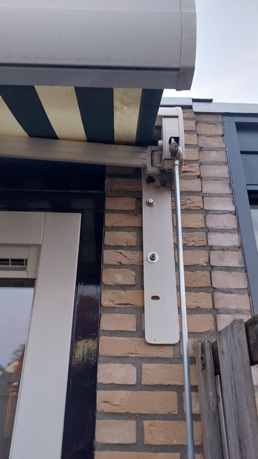 Uitvalscherm met draaiarm - 350 cm breed, 200-250 cm uitval, Ophalen, Gebruikt, 150 tot 300 cm, 250 cm tot 450 cm