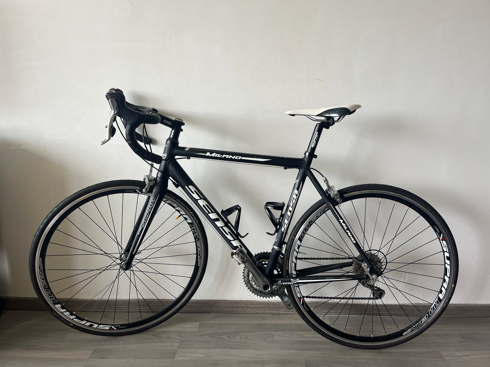 Sensa Milano Racefiets (Shimano Tiagra) – 4 Seasons banden, Fietsen en Brommers, Fietsen | Racefietsen, Overige merken, 28 inch
